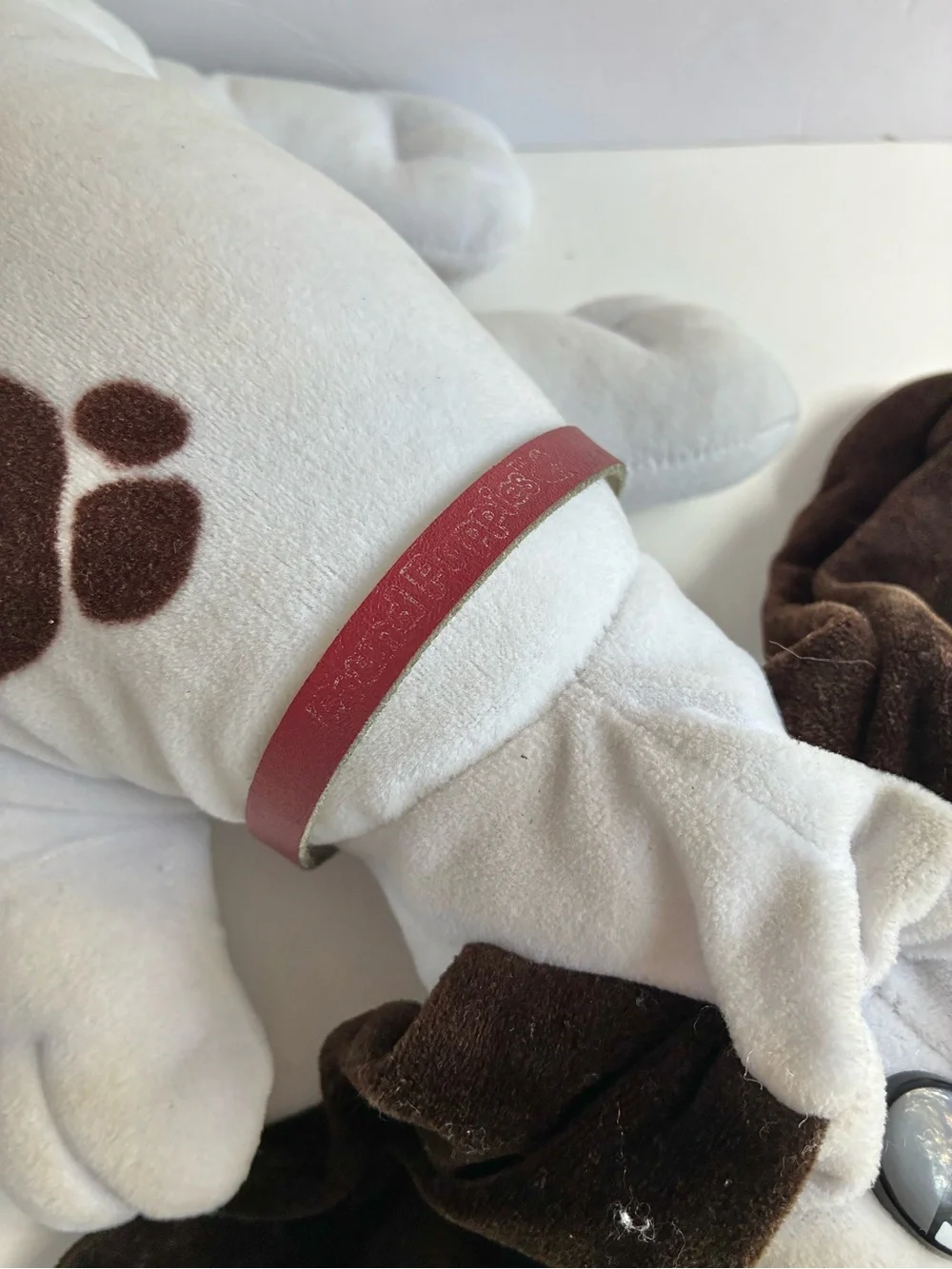 Vintage 80s White Brown Floppy Eared Pound Puppy Plush Collar
